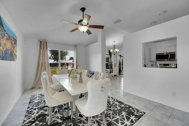 Building Photo - 333 SW Dwight Ave