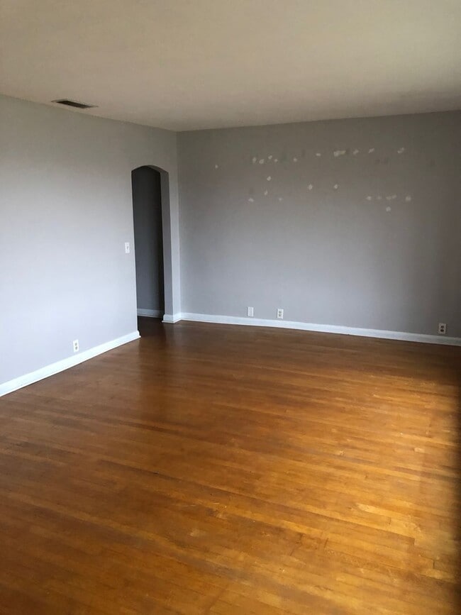 Building Photo - 3 Bedroom/1 Bath - Near Hoosier Park Racing and Casino