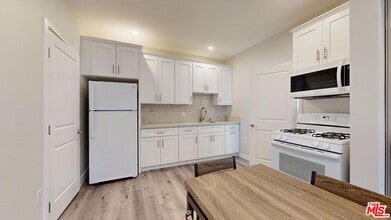 Building Photo - 7051 White Oak Ave