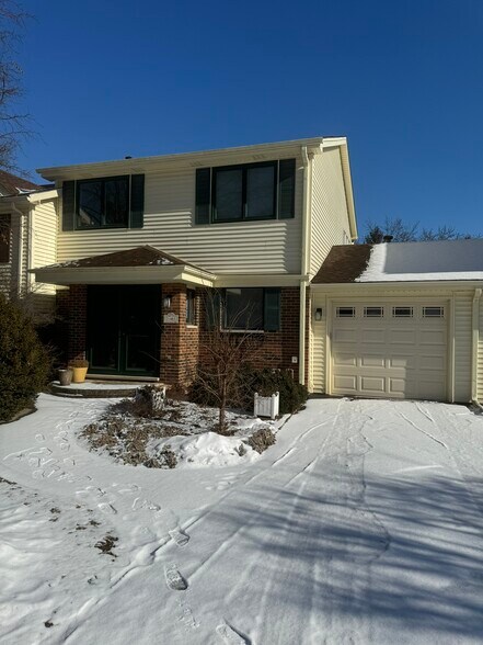 Building Photo - 7S485 Lynn Dr