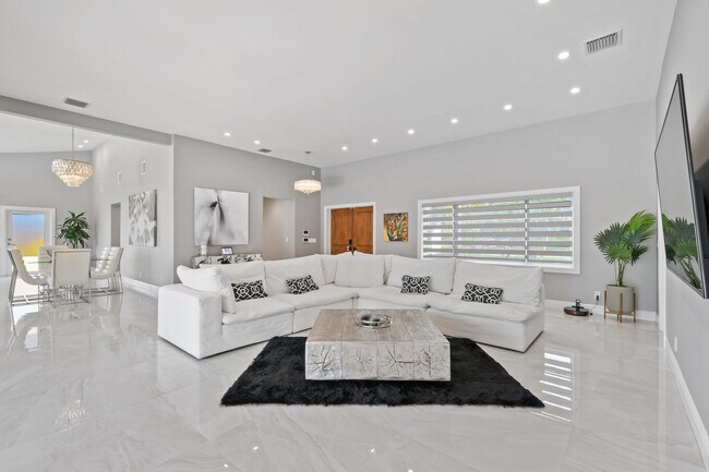 Building Photo - 7101 W Lake Dr