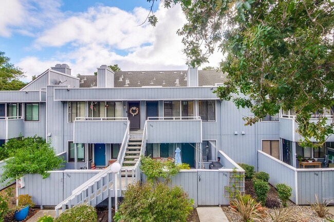 Primary Photo - Stunning Modern Almost New Condo, Pets Welcome!