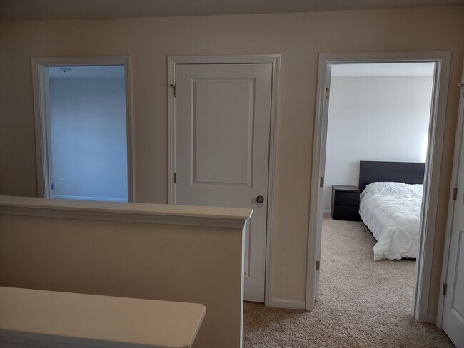 Building Photo - Fabulous Four Bedroom Home in Southeast Columbia!