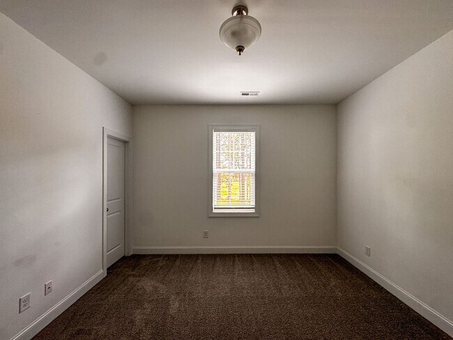 Building Photo - Gorgeous 4 Bed 3.5 Bath Executive Home with Community Amenities
