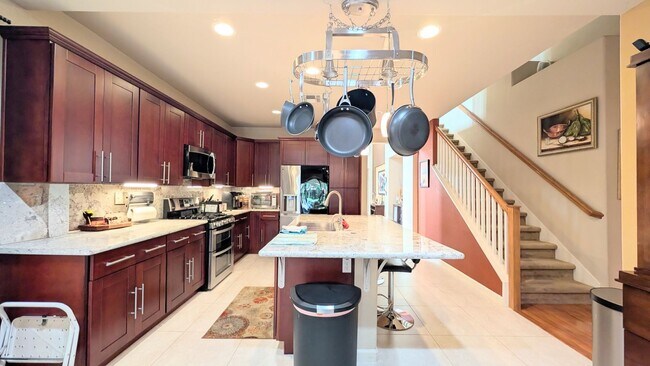 Building Photo - Beautiful Executive Rental in West Sacramento!