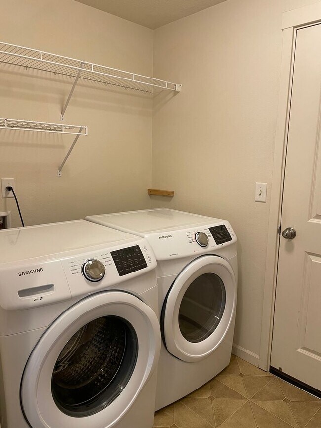 Building Photo - CHARMING Ranch-Style Home in Ridgefield, WA! 3 Bedrooms & 2 Baths! Walk-In Closet! Spacious Floor...