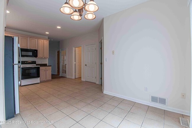 Building Photo - 4013 Pond View Dr