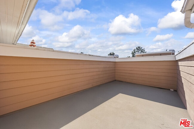 Building Photo - 4338 Redwood Ave