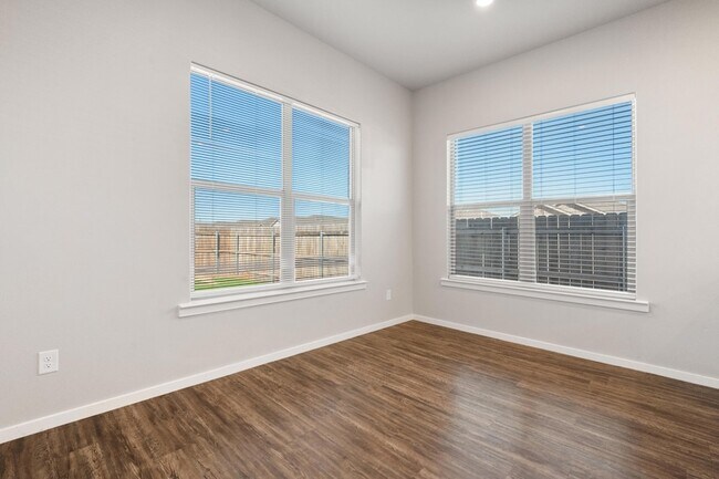 Building Photo - 2022 Kenwood Ave