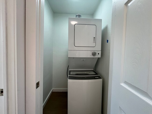 Building Photo - One Bedroom One Bath with Washer and Dryer Included
