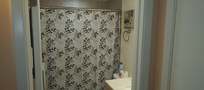 Building Photo - "Charming 2-Bed, 2-Bath Condo in Largo wit...