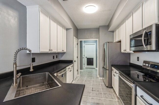 Building Photo - FOUNTAIN POINTE TOWNHOME!! 2 Bed, 2.5 Bath Townhome in Ankeny