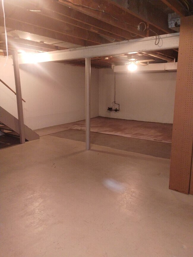 Building Photo - Quaint Duplex with a private Basement, Garage Space & Patio