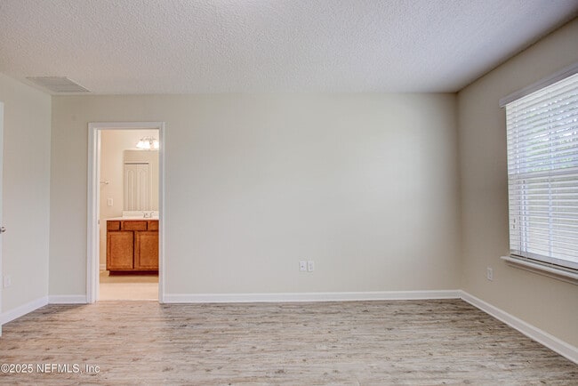 Building Photo - 417 Oasis Ln