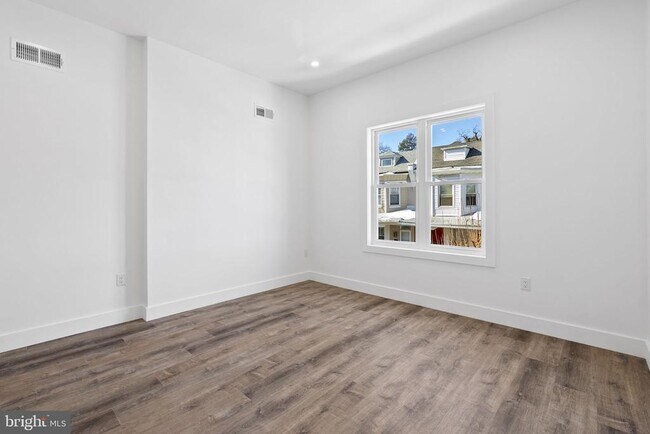 Building Photo - 458 W Earlham Ter