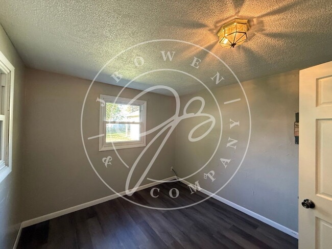 Building Photo - 3-Bedroom South Toledo Home with 2 Full Ba...