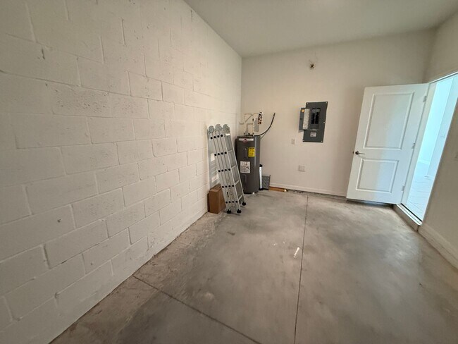 Building Photo - 3 Bedroom 2.5 Bath Townhouse W/1 Car garag...