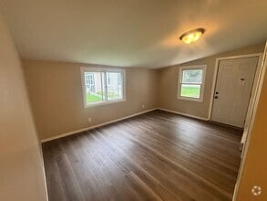 Building Photo - Lower 2 Bedroom Unit Apartment