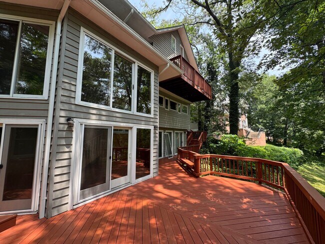 Building Photo - Fantastic 4 Bed 3.5 Bath Townhome With Sun...