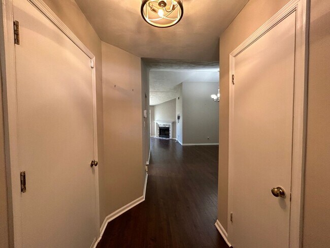 Building Photo - 913 Bernstein Ct