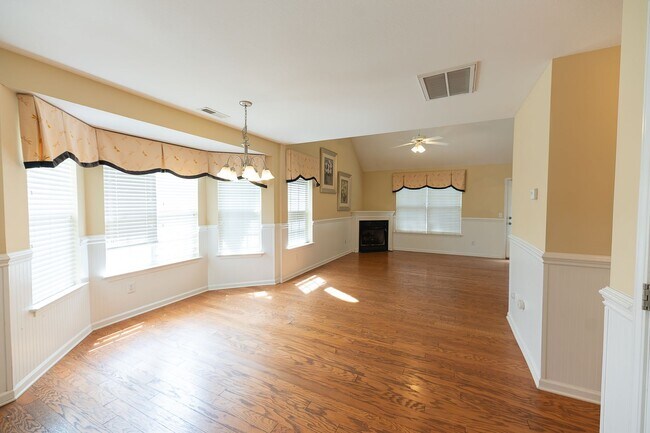 Building Photo - 111 Goldfinch Ave