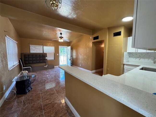 Building Photo - 1930 Walton St S