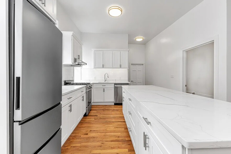 Building Photo - 220 W Houston St