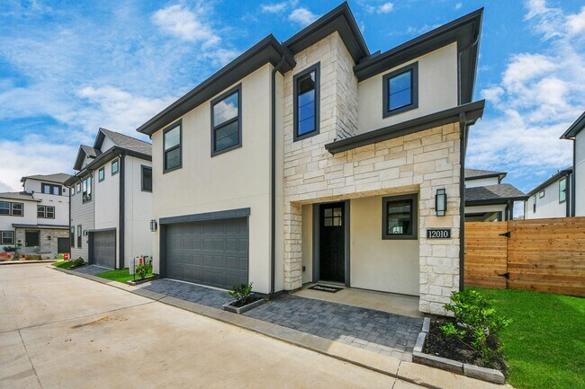 Building Photo - 12010 Royal Oaks Banner Wy