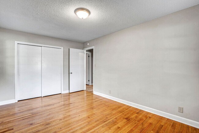 Building Photo - AVAILABLE NOW!! 4 bedroom Brick Ranch Style Home