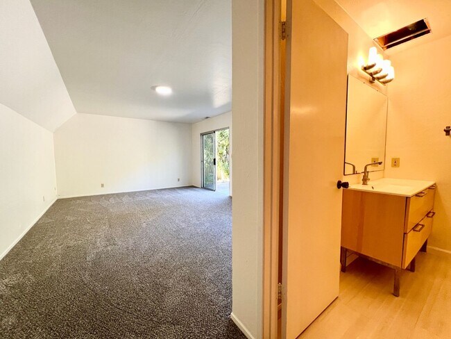 Building Photo - Spacious 4-Bed, 3-Bath Single-Family Home ...