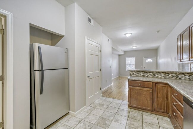 Building Photo - Beautiful 3 Bed- 1 bath (Lower Unit) in Great Location! Move in Ready! $250 off 1st months rent!