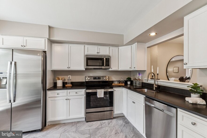 Kitchen - 81 Talbot Ct