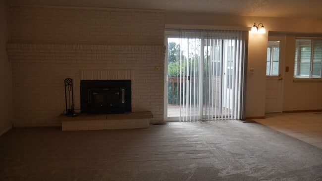 Building Photo - Single Family 3 Bed, 2 Bath w/ Big Backyar...