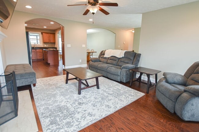 Building Photo - Pet Friendly Four Bedroom with Basement in...