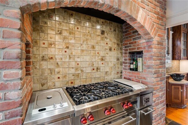 Building Photo - 349 9th St NE