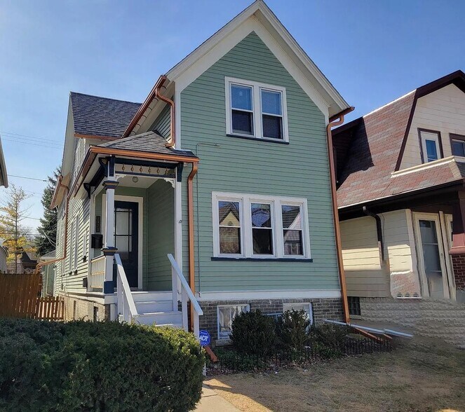 Primary Photo - 2973 S Kinnickinnic Ave