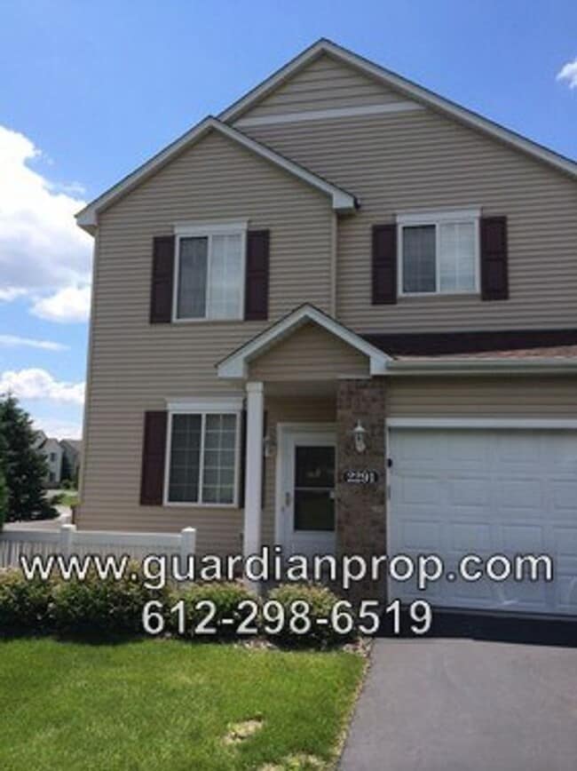 Building Photo - End Unit Townhouse for October 1 Close to ...