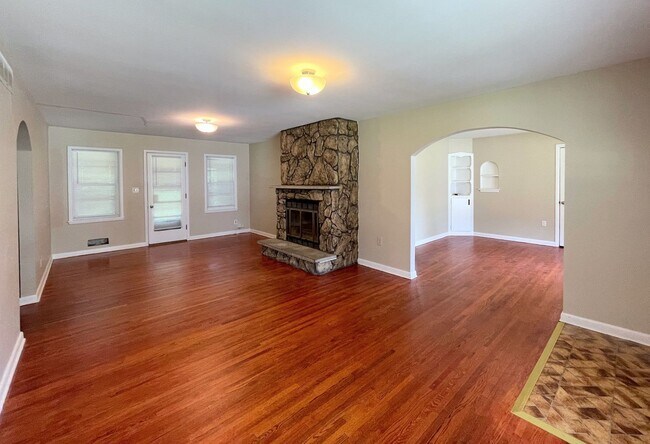 Building Photo - Updated Brick 3-Bedroom