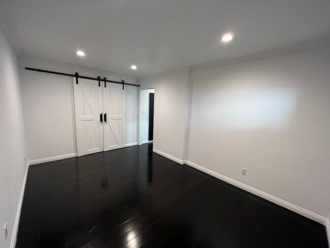 Building Photo - 6121 Glen Holly St