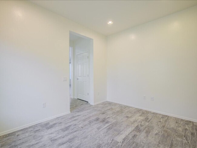 Building Photo - 4 Bedroom, 2.5 Bath COMMUNITY POOL!