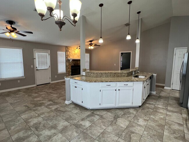 Building Photo - 3 Bedroom - 2 Bathroom - 2 Car Garage