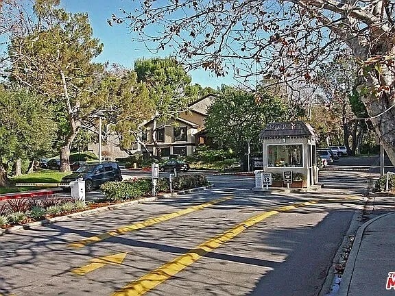 Security entrance - 3113 Raintree Cir