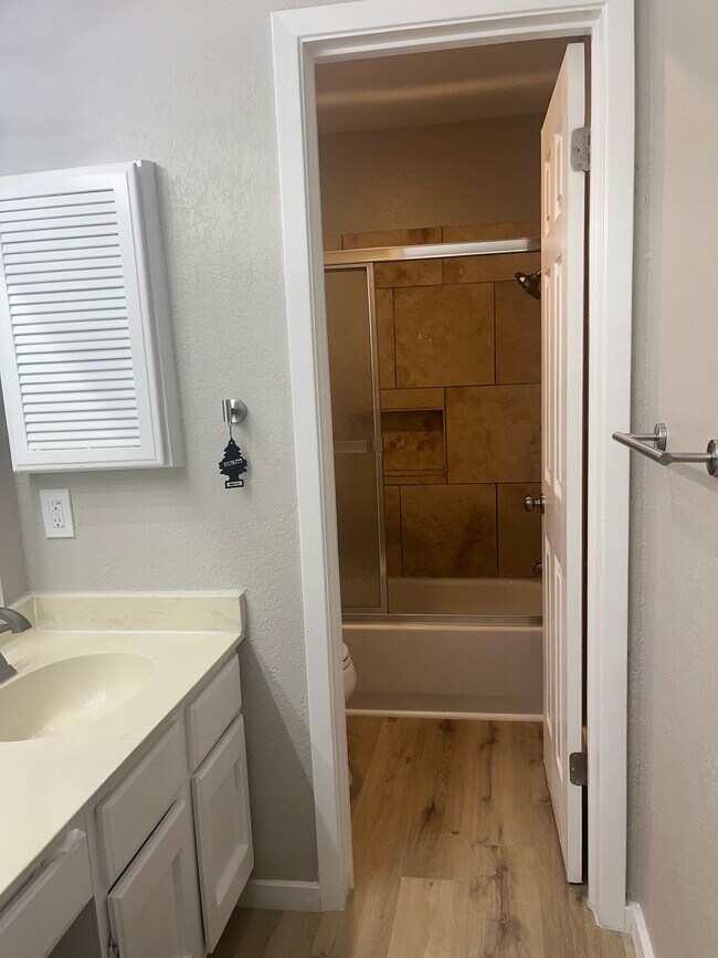 Building Photo - 4023 Briar Hollow St