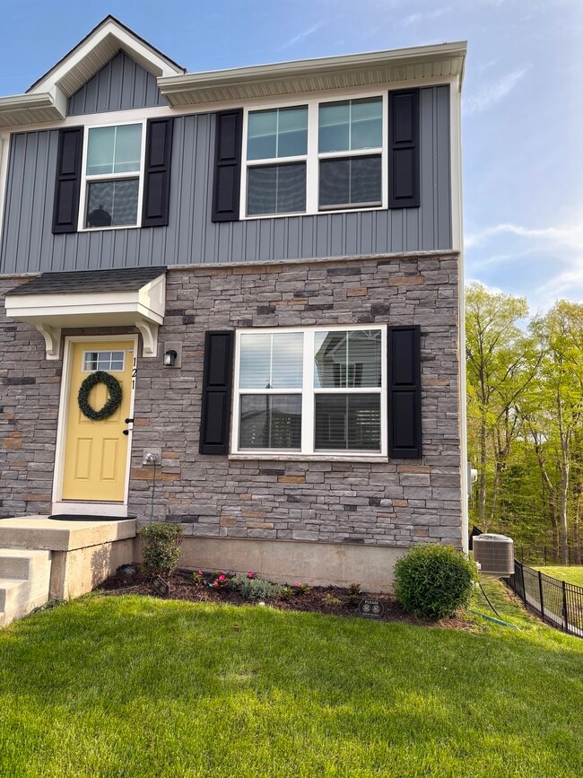 Front Of the House - 121 Van Fleet Cir