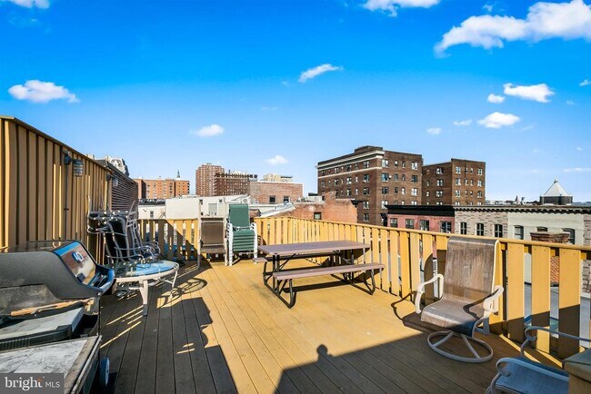 Building Photo - 18 E Madison St