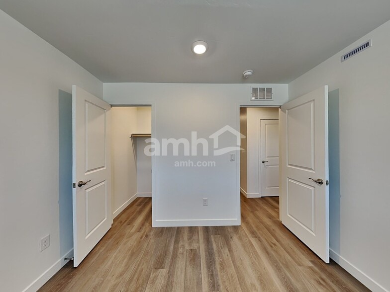 Building Photo - 6211 W Calle Bilboa