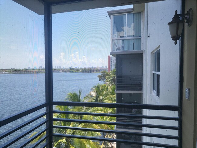 Building Photo - 1075 NE Miami Gardens Dr