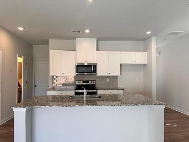 Building Photo - 121 Founders Dr