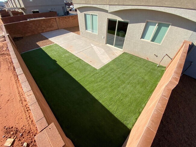 Building Photo - Wonderful 3 Bedroom Townhome. Water, sewer and garbage included.