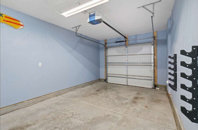Building Photo - Spacious 3-Bedroom/3.5 Bathroom End-Unit T...